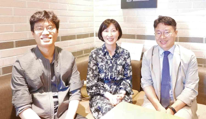 한국임상교정치과의사회가 5월 학술월례회를 성료하고, 기자간담회를 열어 새롭게 출범하는 15대 집행부의 포부를 전했다. 왼쪽부터 박성준 공보이사, 김금령 회장, 이춘봉 총무이사<천민제 기자>