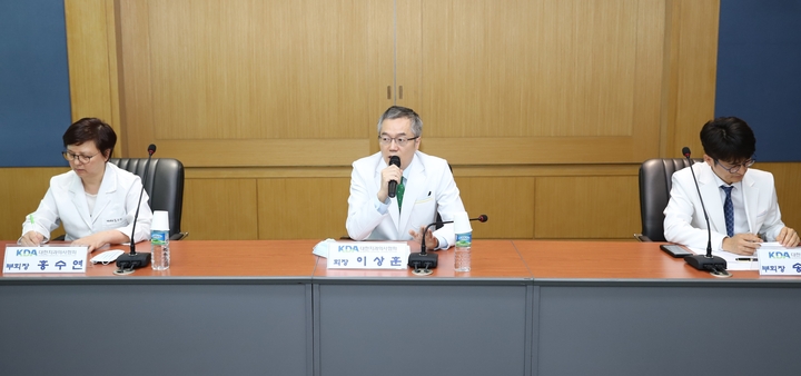 치협 제31대 집행부가 취임 후 첫 치과계 기자간담회를 13일 치협 회관 대회의실에서 열고 코로나19 관련 협회 대책과 주요 조치들을 공개했다. 이날 간담회에는 이상훈 협회장(가운데)과 홍수연 부회장(왼쪽), 송호용 부회장(오른쪽)이 참석했다.