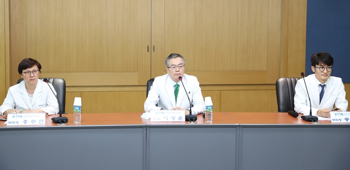 이상훈 협회장과 참석한 부회장들이 기자들의 질문을 듣고 있다.