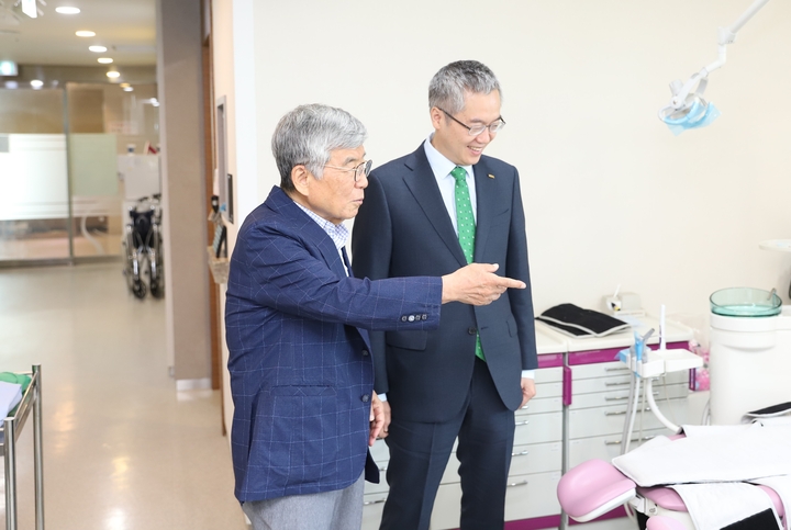 이긍호 센터장(왼쪽)이 이상훈 협회장에게 장애인 치과 의료의 어려움을 전하고 있다.<천민제 기자>