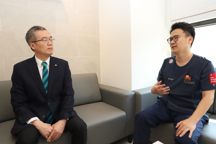 조성근 원장(오른쪽)이 이상훈 협회장에게 의견을 제시하고 있다.<최상관 기자>