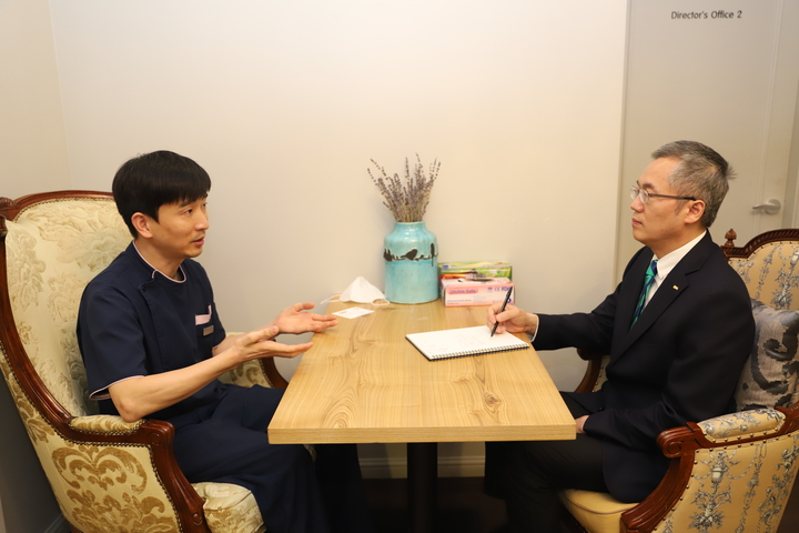 이장욱 원장(왼쪽)이 이상훈 협회장에게 의견을 제시하고 있다.<최상관 기자>
