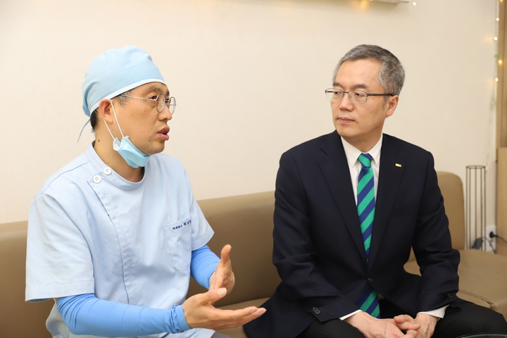 최승린 원장(왼쪽)이 이상훈 협회장에게 개원가의 어려움을 토로하고 있다.<최상관 기자>