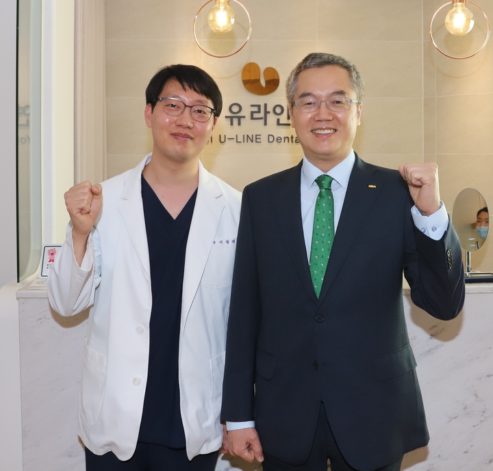 이창제 원장(왼쪽)이 이상훈 협회장과 기념 촬영을 했다.<천민제 기자>