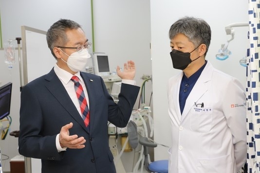 이상훈 협회장(왼쪽)이 서울시 장애인치과병원을 둘러보고 있다. 오른쪽은 서병무 병원장.