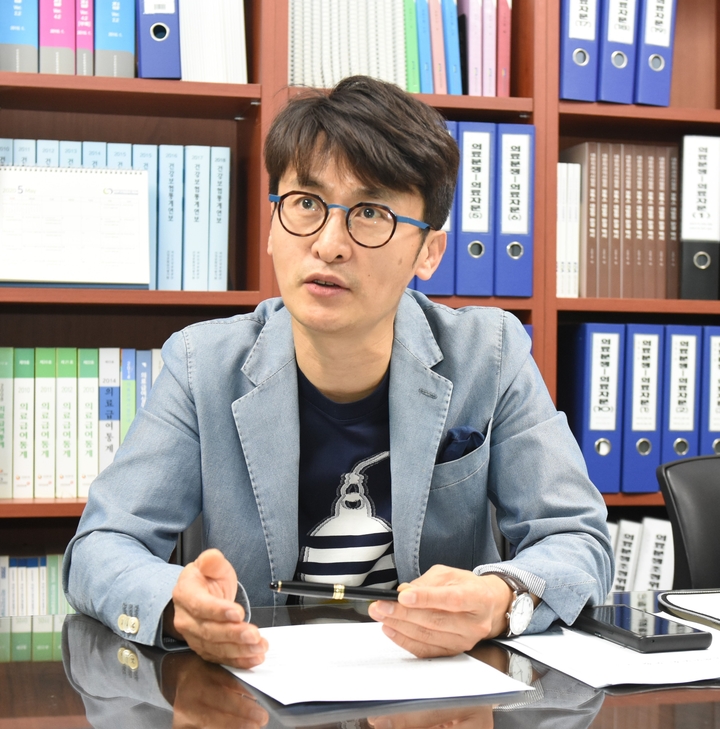 송호용 부회장이 오는 18일부터 2주간 시행될 마스크 무상공급과 관련된 내용을 설명하고 있다<유시온 기자>