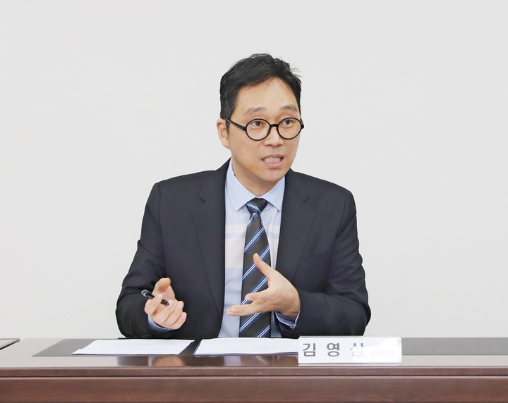 김영삼 공보이사가 사회를 보면서 좌담회를 진행하고 있다.<천민제 기자>