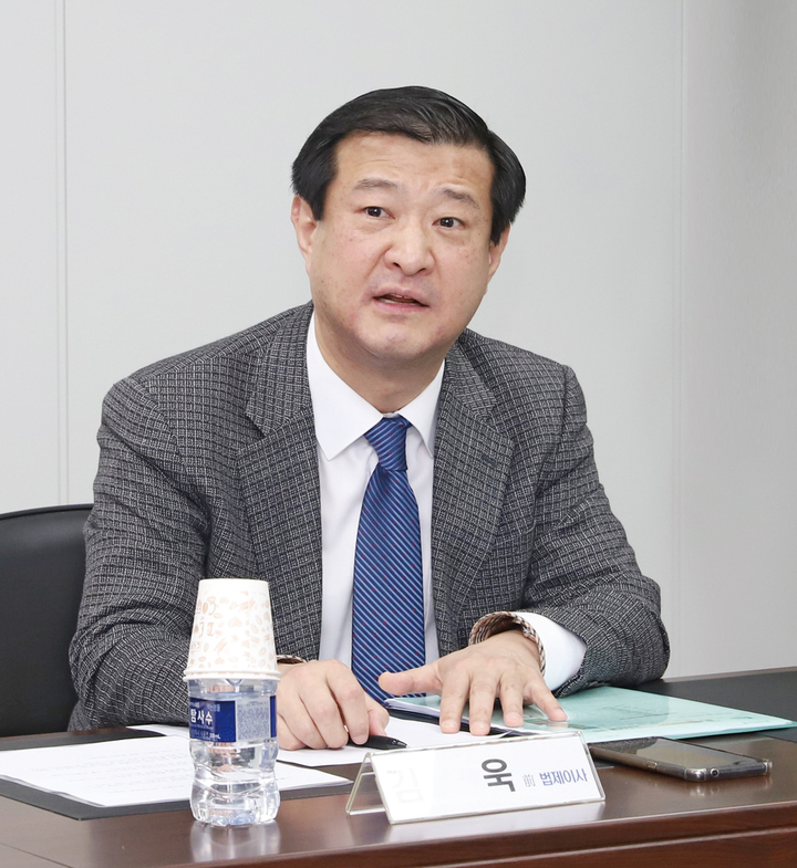 패널로 참석한 김 욱 전 치협 법제이사가 발언하고 있다.<천민제 기자>