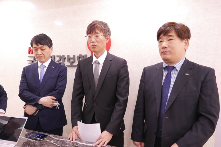 지난 29일 건보공단과 2차 수가협상을 마치고 나온 치협 수가협상단이 기자단에 브리핑 하고 있다. 사진 왼쪽부터 강호덕 서울지부 보험이사, 권태훈 치협 보험이사, 김성훈 치협 보험이사.<전수환 기자>