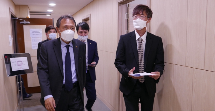 2일 새벽 5시 40분, 6차 수가협상을 마친 치협 수가협상단이 협상장을 나오고 있다. 치협 협상단은 "건보공단 측과 수가 인상률에 대한 간극이 너무 커 협상이 결렬됐다"고 밝혔다. <전수환 기자>