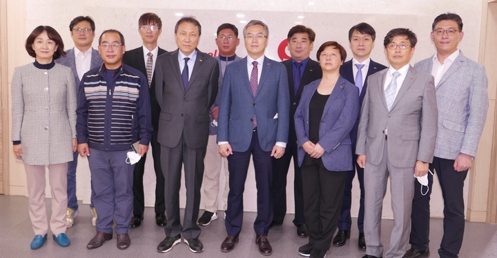이상훈 협회장을 비롯한 치협 임원단이 수가협상장을 찾아 치협 협상단을 격려했다. <전수환 기자>