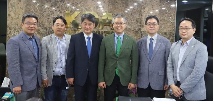 이제호 소아치과학회장을 비롯한 소아치과학회 임원진이 지난 11일 협회를 방문, 이상훈 협회장과 간담회를 가졌다. 간담회 후 참석자들이 기념사진을 촬영했다.<유시온 기자>