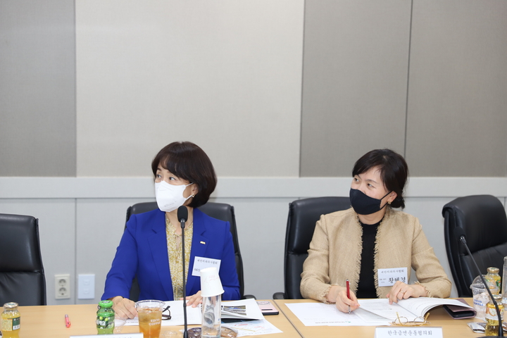 이민정 부회장과 황혜경 문화복지이사가 금운협 정총에 참석했다.<유시온 기자>