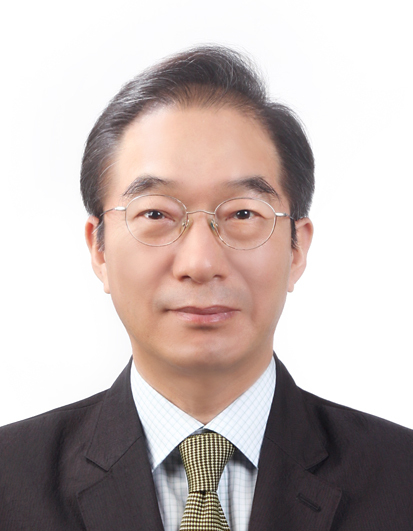 수술하는 사진가 임창준(이엔이치과의원 원장)
