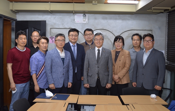 치협 보조인력문제해결 특별위원회가 지난 8일 강남 토즈타워에서 열려 보조인력 문제 해결을 위한 앞으로의 특위 운영 방향과 업무 추진사항들에 대해 논의했다.<신경철 기자>