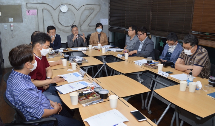 특위 위원들이 해결방안들에 대해 의견을 나누고 있다.<신경철 기자>