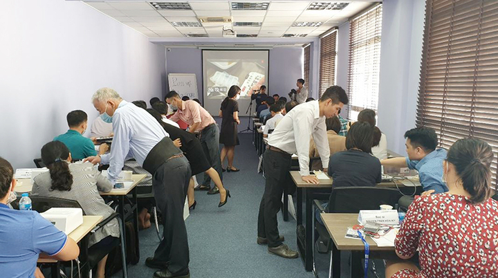 IBS임플란트가 지난 10월 19일 베트남 AMII Ho Chi Minh Center에서 베트남 치의 40명을 대상으로 Magicore Education Module 세미나를 성황리 개최했다.&lt;사진: IBS임플란트 제공&gt;