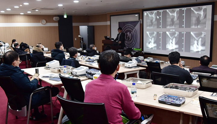 Channel AMII Live Seminar가 ‘MagiCore 발치즉시 임플란트’를 주제로 지난 2월 20일과 24일 AMII 서울·부산 임상교육원에서 진행됐다.&lt;사진: AMII 제공&gt;