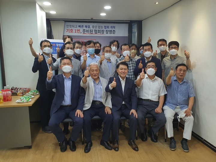 사진 앞줄 왼쪽부터 김선용 회장, 김광식고문(전 대한치과의사협회 부회장), 장영준 후보, 김진근 고문(전 경기도 치과의사협회 의장), 예의성 고문(전 대한치과의사협회 부의장)<캠프 제공>