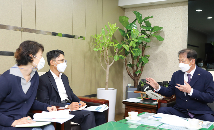 12일 박태근 협회장이 협회를 예방한 박근용 더불어민주당 직능국장과 치과계 현안을 논의했다.<윤선영 기자>