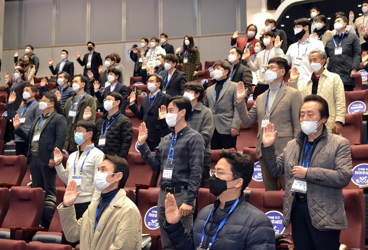 서울지부가 지난 19일 개최한 제71차 정기대의원총회에 참석한 대의원들이 치과의사 윤리선언을 낭독하고 있다.<윤선영 기자>