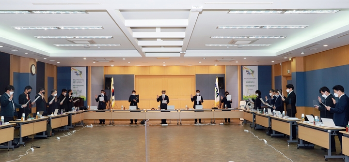 지난 1일 열린 제5회 치협 임시이사회에서 참석한 임원들이 치과의사 윤리낭독을 하고 있다.<윤선영 기자>