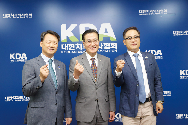 (좌측부터)나승목 APDF 부회장, 박영국 FDI 상임이사, 김현종 APDF 치과공중보건위원장.