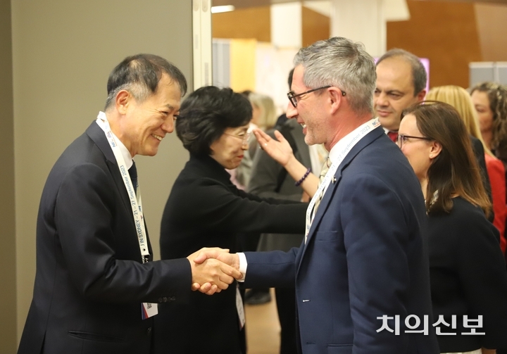 2022 세계치과의사연맹 총회(2022 FDI World Dental Congress)가 개최된 가운데 치협은 지난 20일 세계 각국 대표단을 초청해 ‘오찬(Korea Lunch)’을 진행했다. 사진은 각국 대표단을 환영하는 박태근 협회장.<천민제 기자>