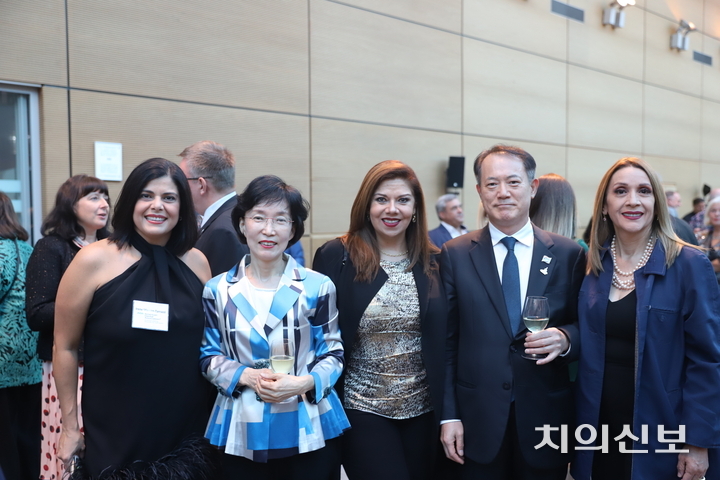 치협은 미국, 프랑스, 일본 등 해외 치과의사협회의 초청을 받아 만찬 및 오찬 등 행사에 참석했다. 사진은 미국치과의사협회(ADA) 관계자와 기념 촬영.<천민제 기자>