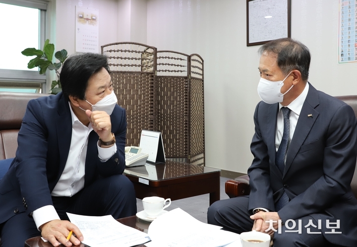 박태근 협회장은 국회 보건복지위원회 간사인 강기윤 국민의힘 의원을 지난 9월 28일 오후 만나 치과계 핵심 현안들에 대해 설명했다.<윤선영 기자>