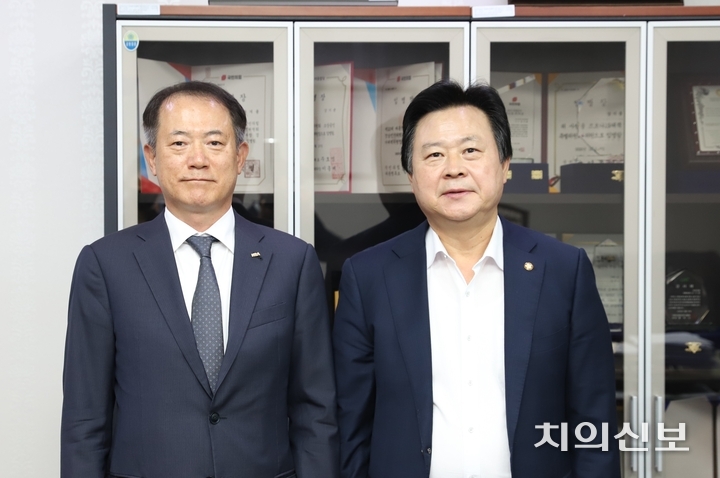 박태근 협회장이 강기윤 의원과 면담 후 기념촬영을 하고 있다.<윤선영 기자>