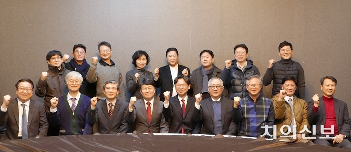 양성현 회장 후보와 김영준 부회장 후보의 '제35대 경기지부 회장단 선거 출마 선언 기자회견'에 참석한 내빈들이 후보자들의 건승을 기원하고 있다.<윤선영 기자>
