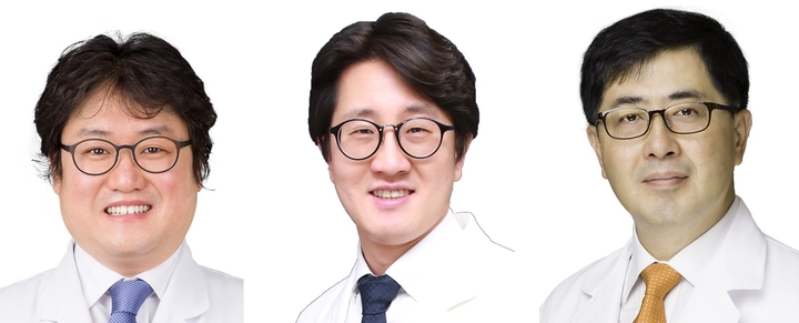 사진 왼쪽부터 박창주 교수, 이 호 교수, 김기성 원장<오스템 제공>