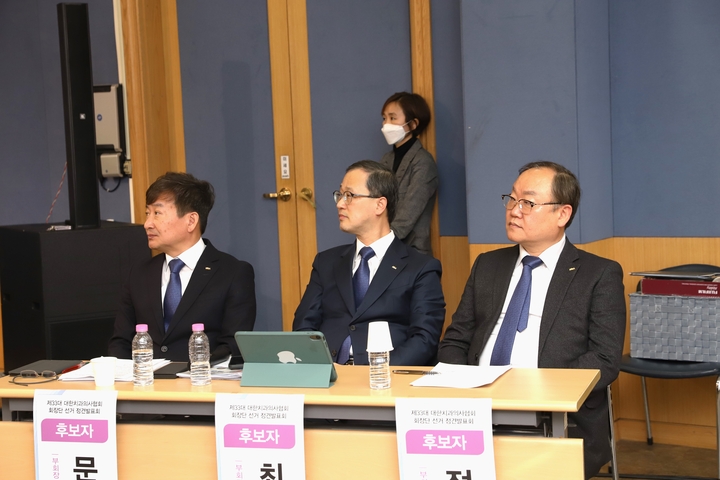 기호4번 부회장 후보단. 사진 왼쪽부터 문 철, 최유성, 정영복 부회장 후보 <치의신보 선거팀>