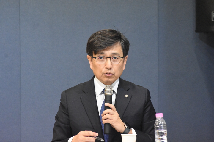 기호4번 김민겸 후보가 답변하고 있다. <치의신보 선거팀>