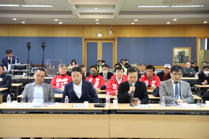 지부장협의회가 준비한 질문을 하고 있다. 사진 왼쪽부터 박현수 충남지부장, 이만규 충북지부장, 변웅래 강원지부장, 이정우 인천지부장 <치의신보 선거팀>