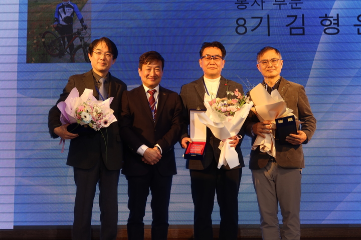 자랑스러운 봉아인상 수상자들이 기념촬영을 했다. 사진 왼쪽부터 오상천 교수, 문 철 동창회장, 윤형진 원장, 김형운 원장<전수환 기자>