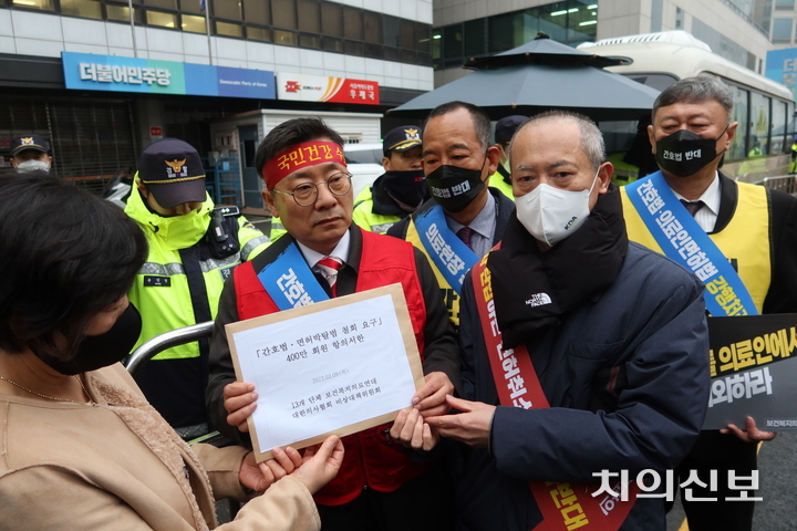 치협을 포함한 13개 단체 보건복지의료연대는 오늘(9일) 더불어민주당에 간호법·면허박탈법 철회 요구 400만 회원 항의 서한을 전달했다. 사진은 항의 서한을 전달하는 박태근 협회장(사진 오른쪽), 박명하 의협 비대위원장(사진 가운데)<천민제 기자>