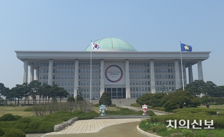 국회는 오늘(23일) 오후 2시부터 본회의를 열고 패스트트랙을 타고 직회부된 ‘의료인 면허취소법’과 ‘간호법’ 등 총 6건의 법안을 본회의에 부의키로 했다.<치의신보 DB>