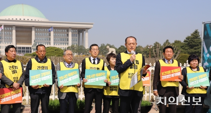 박태근 협회장이 오늘(3월 30일) 열린 ‘간호단독법·면허박탈법 저지 공동 기자회견’에서 연대사를 통해 공동 투쟁에 대한 결의를 다졌다.<윤선영 기자>