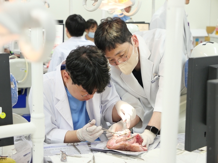 단국치대 치주과학교실은 지난 3월 25일 본과 4학년 재학생 20여 명을 대상으로 치주 연수회를 진행했다고 밝혔다.<단국치대 제공>
