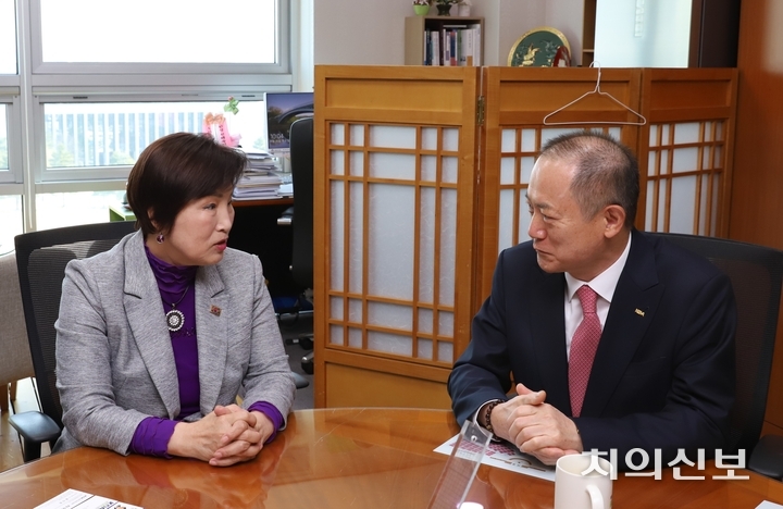 박태근 협회장은 지난 3월 30일 전혜숙 의원을 방문해 치과계 주요 현안에 대해 의견을 나눴다.<윤선영 기자>
