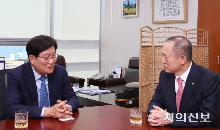 박태근 협회장은 지난 3월 30일 치과의사 출신 신동근 의원을 방문해 치과계 주요 현안을 주제로 환담했다.<윤선영 기자>