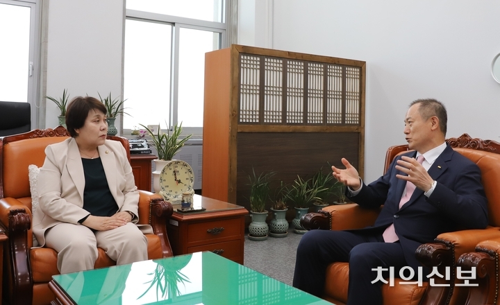 박태근 협회장은 지난 4월 3일 오후 정춘숙 국회 보건복지위원장을 예방하고, 의료인 면허취소법을 비롯한 치과계 현안에 대해 논의했다.<윤선영 기자>