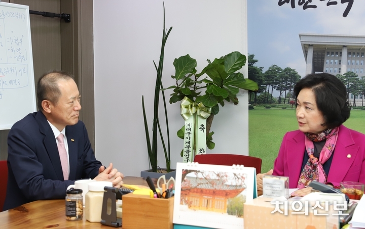 박태근 협회장은 지난 4월 3일 오후 조명희 의원을 방문해 한국치의과학연구원 설립 등 치과계 현안에 대해 논의했다.<윤선영 기자>