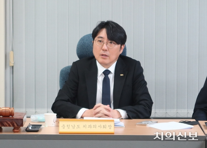 충남지부 초도이사회가 지난 4월 25일 열린 가운데, 이창주 지부장이 회의를 진행 중이다.<천민제 기자>