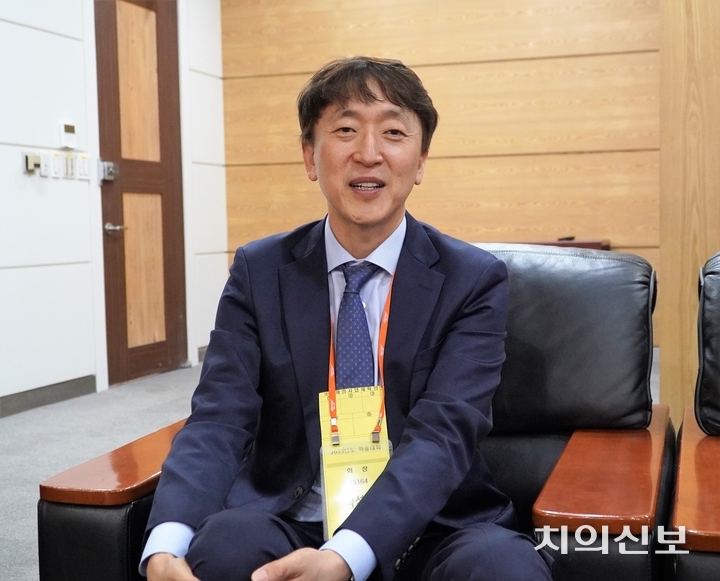 박성진 경남지부장은 ‘GNDA 치의학 학술대회 및 기자재전시회’ 준비 과정에 관한 회포를 밝힌 한편, 회원들이 행사에 다수 참여한 데 감사 인사를 전했다.<정현중 기자>