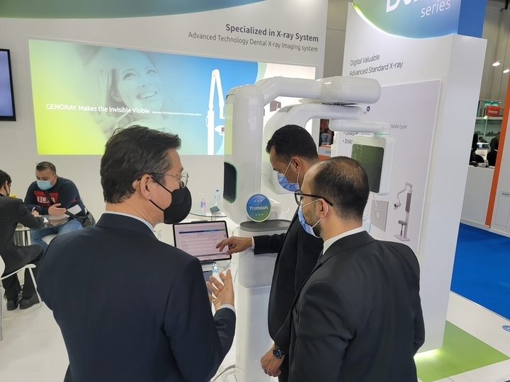 제노레이가 26일부터 28일까지 서울 코엑스에서 진행되는 ‘SIDEX 2023’에서 덴탈 CBCT 신제품을 선보이겠다고 최근 밝혔다. 사진은 AEEDC 2022 참가 부스 현장<제노레이 제공>