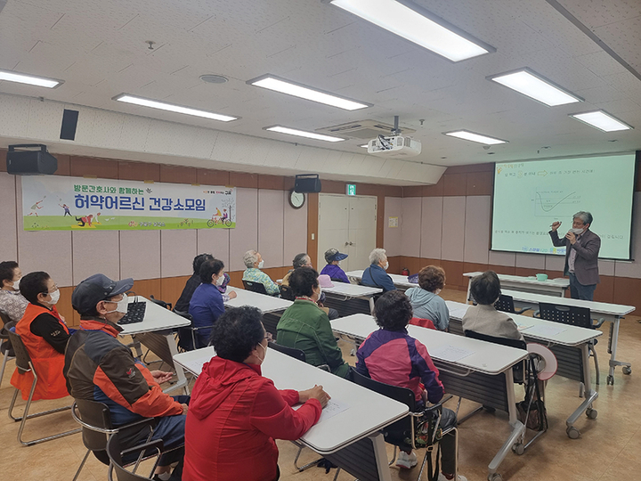 대한치매구강건강협회는 지난 9~10일 양일간 서울시 구로구 소재 보건소 내에서 어르신들을 대상으로 구강 건강 교육을 실시했다. <치구협 제공>