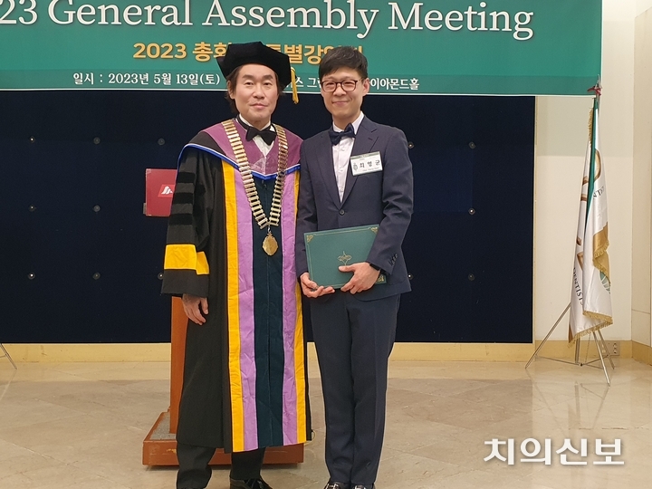장호열 ICD 국제회장(좌측)이 고 최병기 회장의 자제인 최영균 회원(우측)에게 공로패를 전달했다.